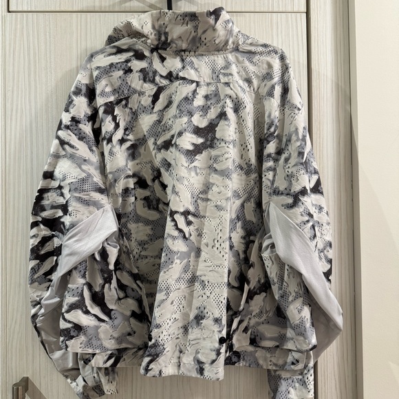 Adidas patterned wind breaker - Picture 4 of 4